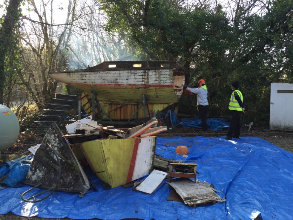 Breaking Boats - Breaking a Wooden Yacht